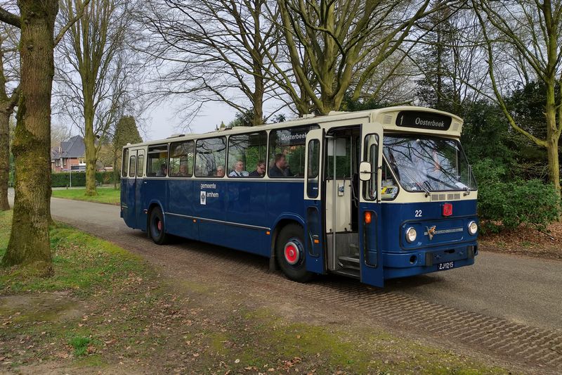 Rondrit met museumbussen door Arnhem